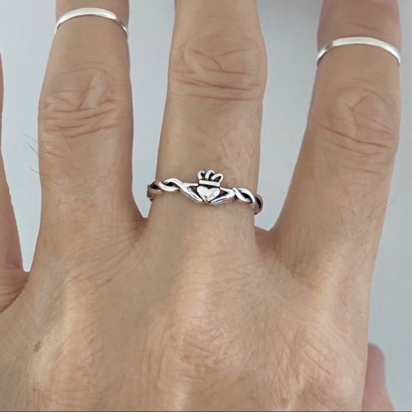 Sterling Silver Minimalist Claddagh Ring with Rope Band, Irish Rings, Crown Ring - Picture 12 of 14